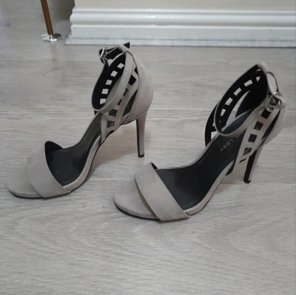 Size 5 high heels - Picture 3 of 5